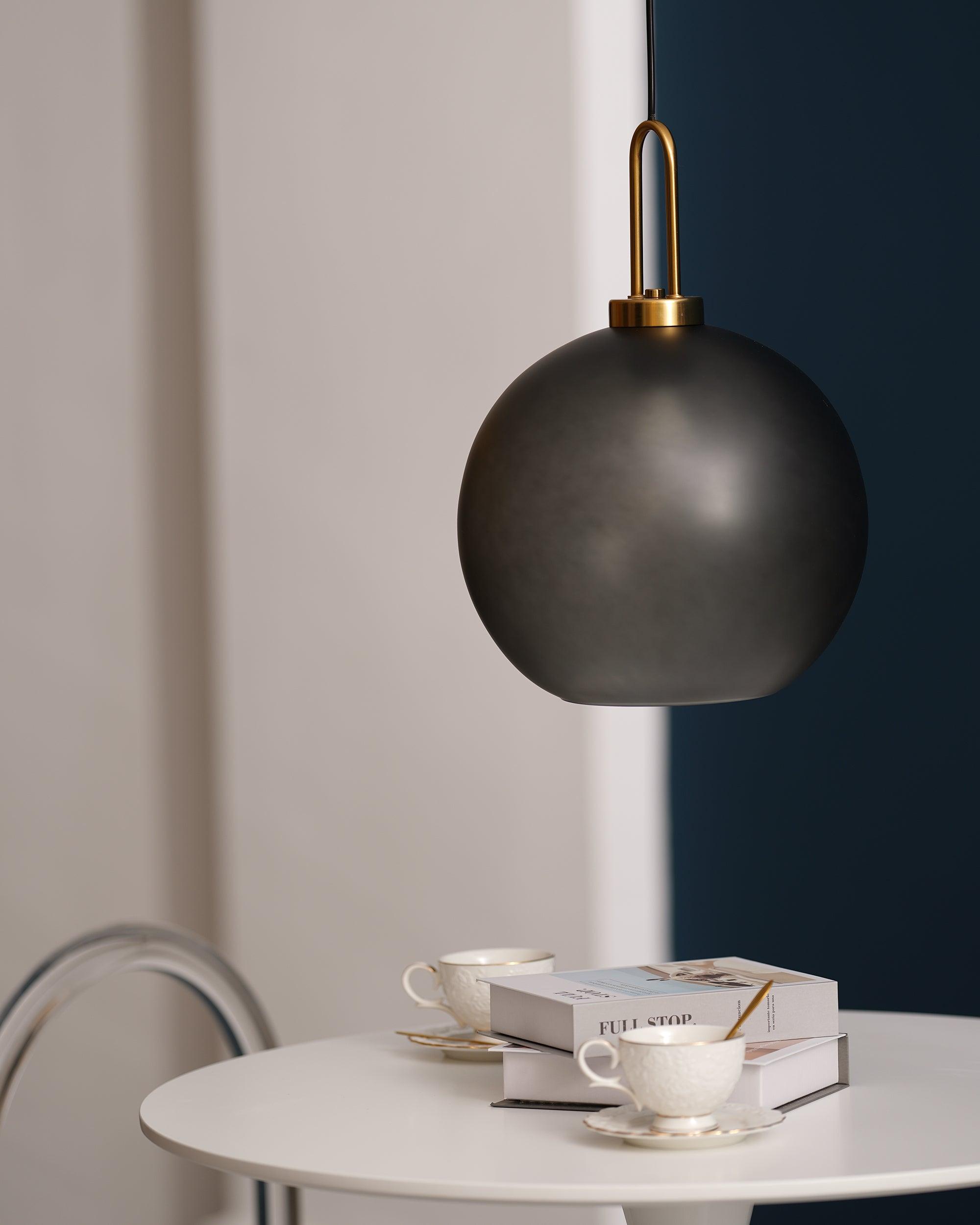 Pendellampe i glas med swag-ledning