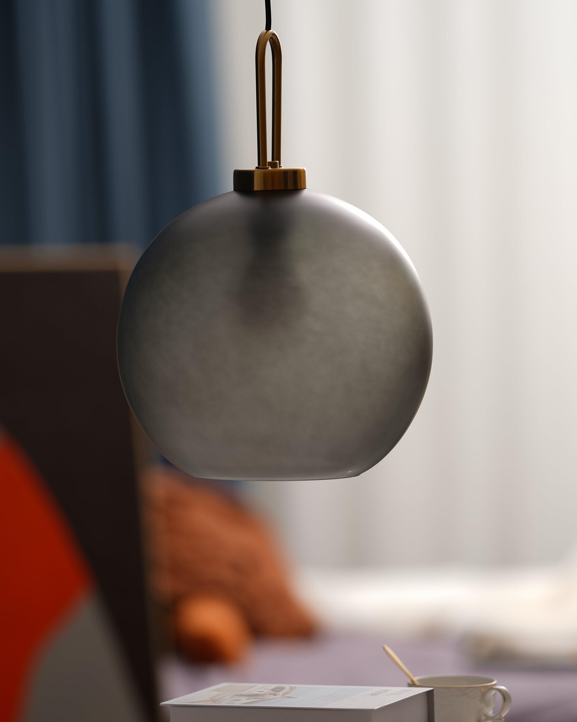Pendellampe i glas med swag-ledning