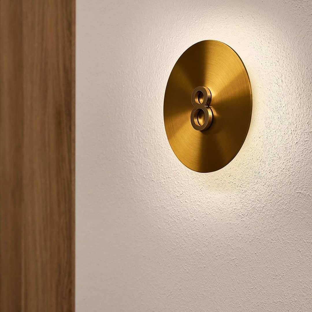 مصباح حائط Gossa — إضاءة هالة سفلية، أبيض ونحاسي