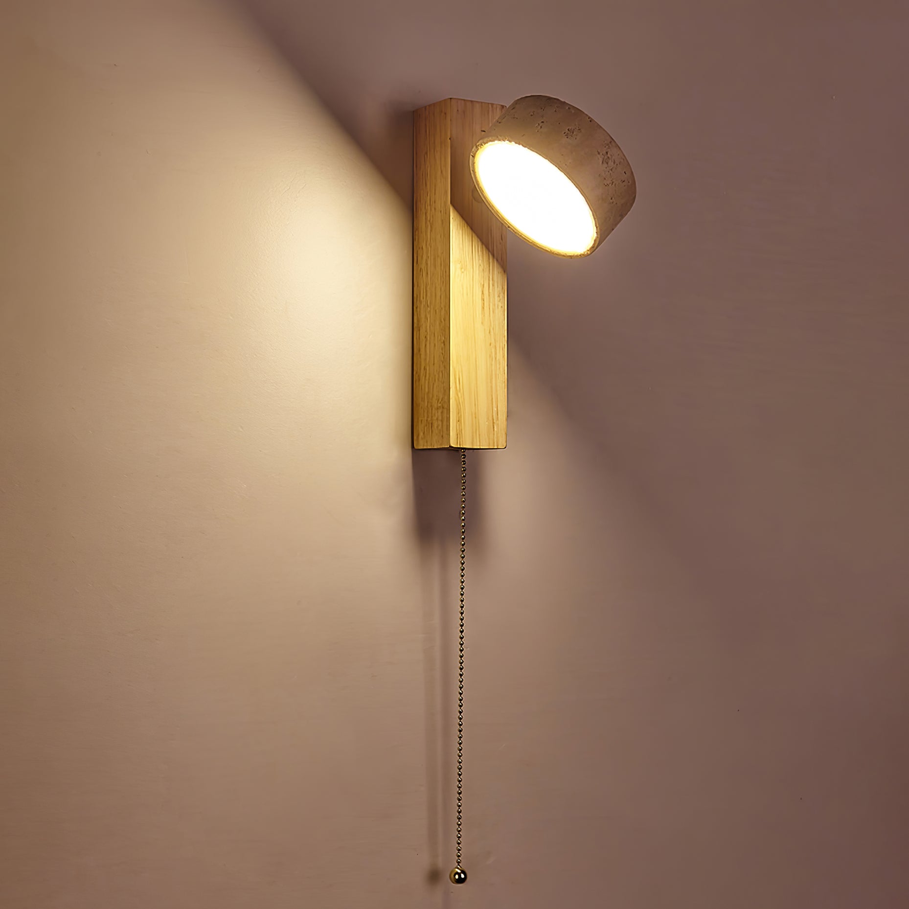 Moderní nástěnné svítidlo Grove Beam — minimalistický design, přímé světlo směřující dolů