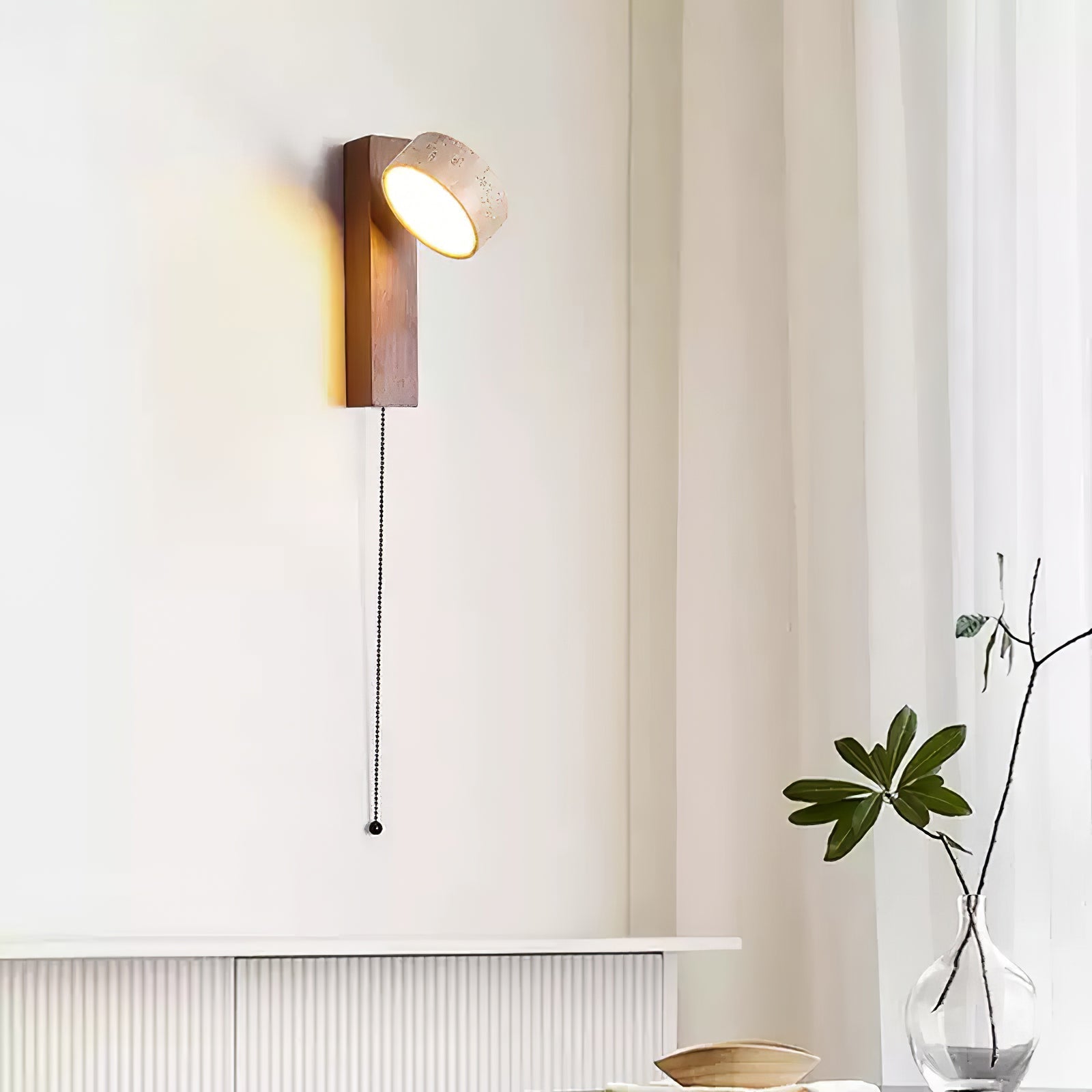 Moderní nástěnné svítidlo Grove Beam — minimalistický design, přímé světlo směřující dolů