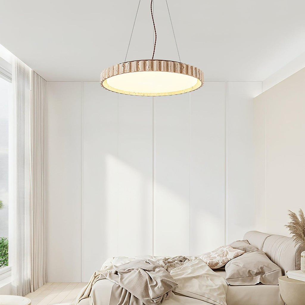 Lampada a sospensione in travertino Wabi-Sabi Grove Circle — LED integrato, dimensioni ridotte D12.6 x H2.8 pollici