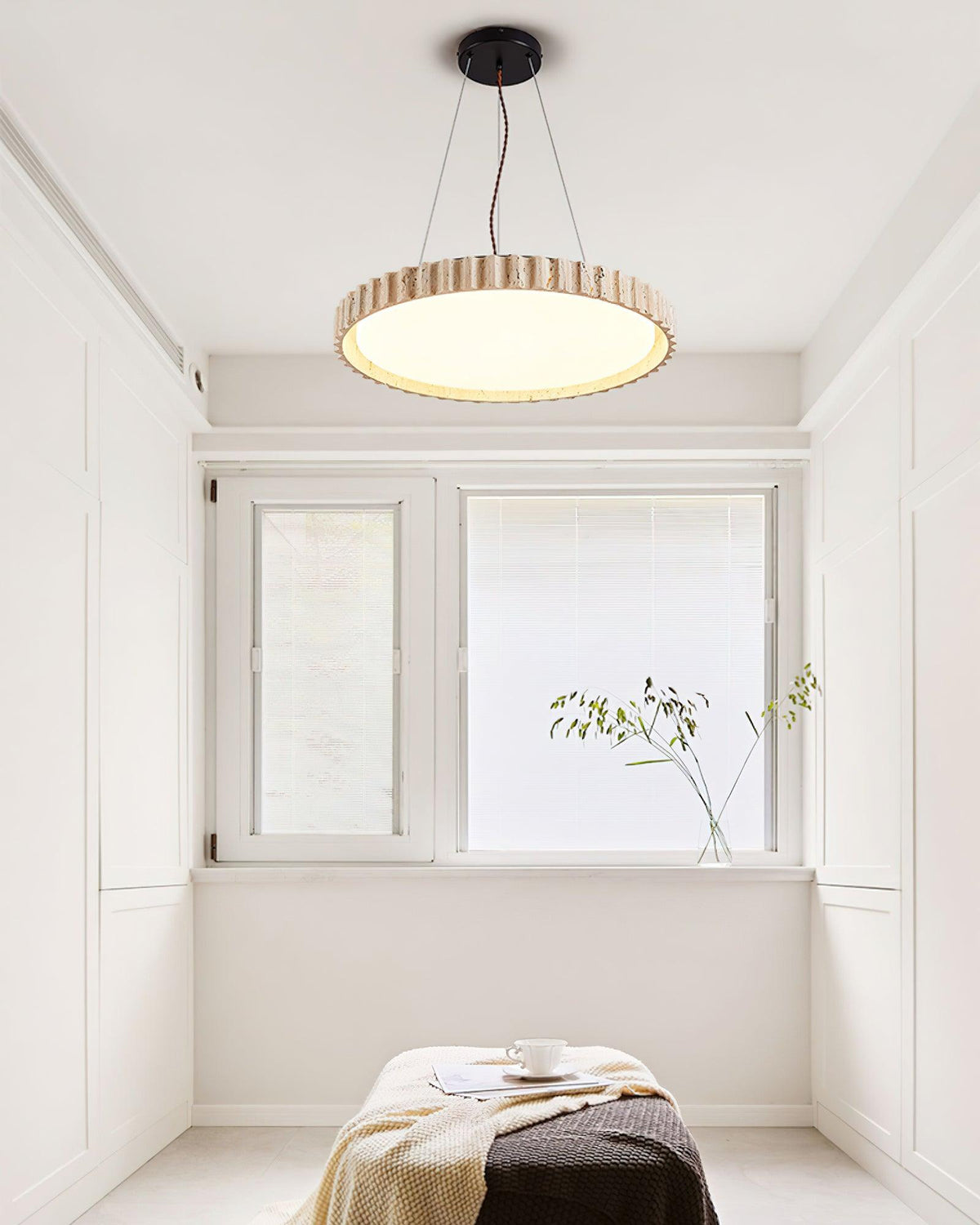 Lampada a sospensione in travertino Wabi-Sabi Grove Circle — LED integrato, dimensioni ridotte D12.6 x H2.8 pollici