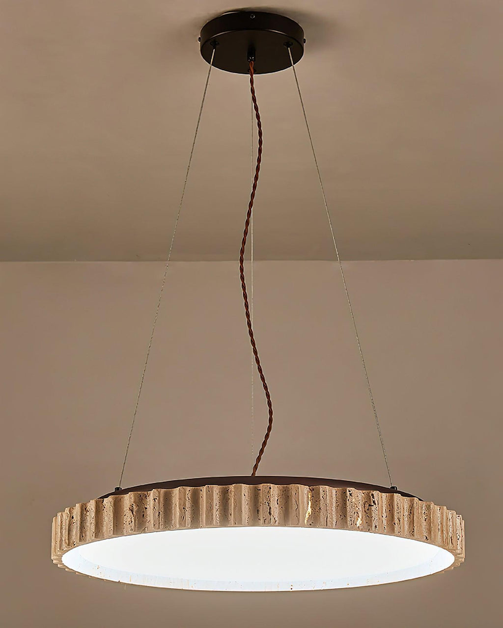Lampada a sospensione in travertino Wabi-Sabi Grove Circle — LED integrato, dimensioni ridotte D12.6 x H2.8 pollici