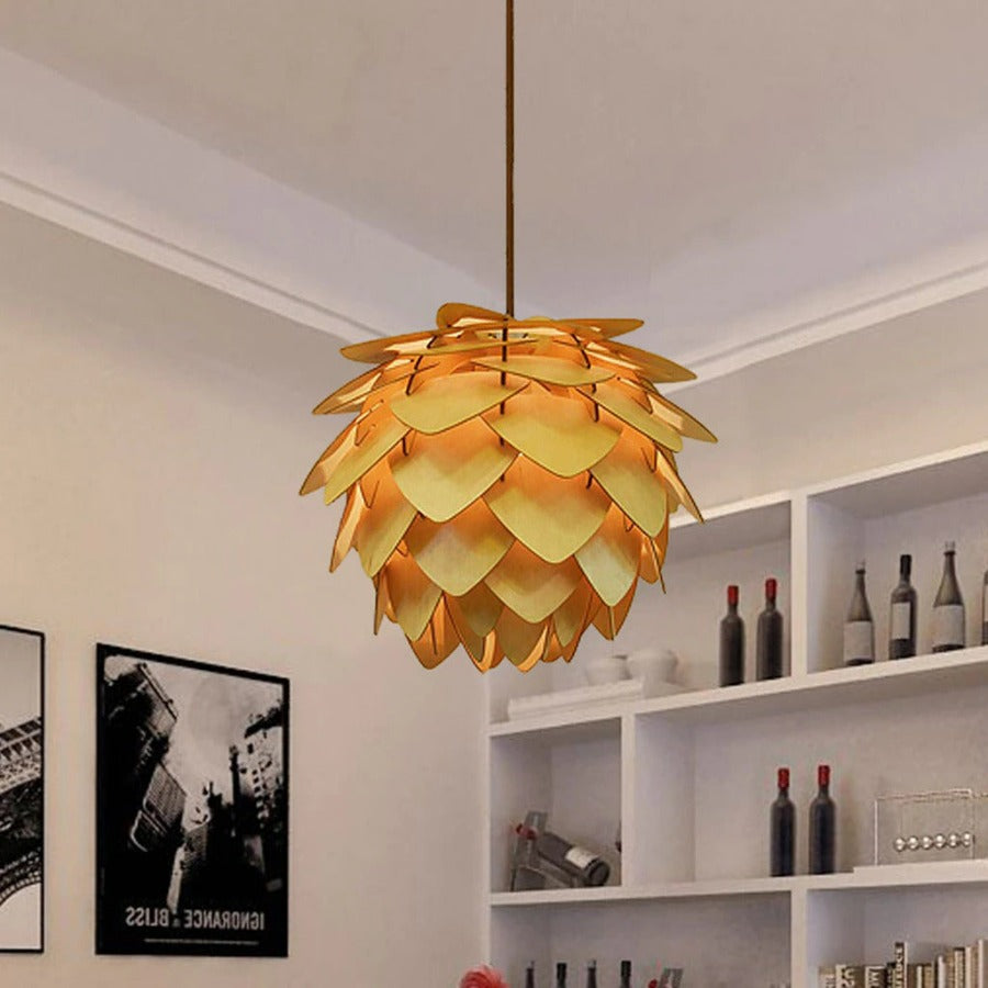 Lampada a sospensione artigianale in legno con pigna