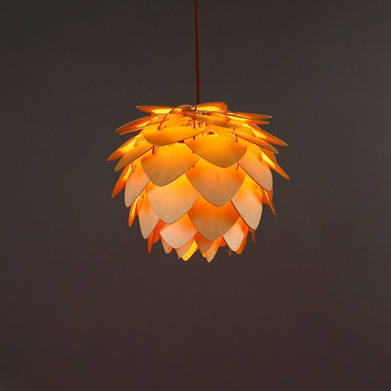 Lampada a sospensione artigianale in legno con pigna
