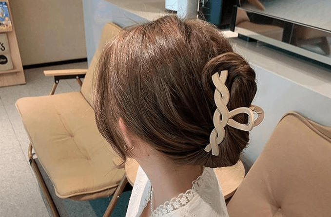 LumiLock Elegant Hair Clip With Strong Hold For All Hair Types
