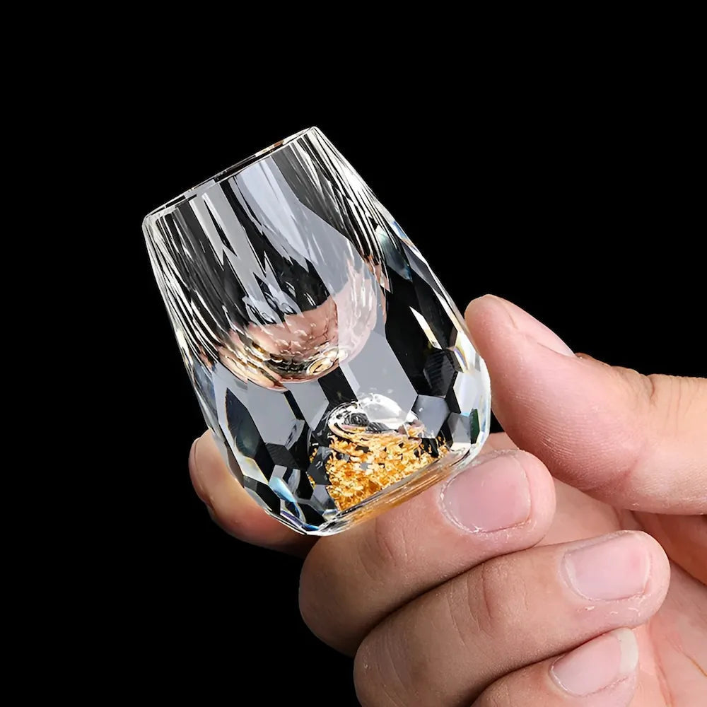 Zestaw 2 ręcznie wykonanych kryształowych szklanek do whisky AurumCrest ze złotymi płatkami