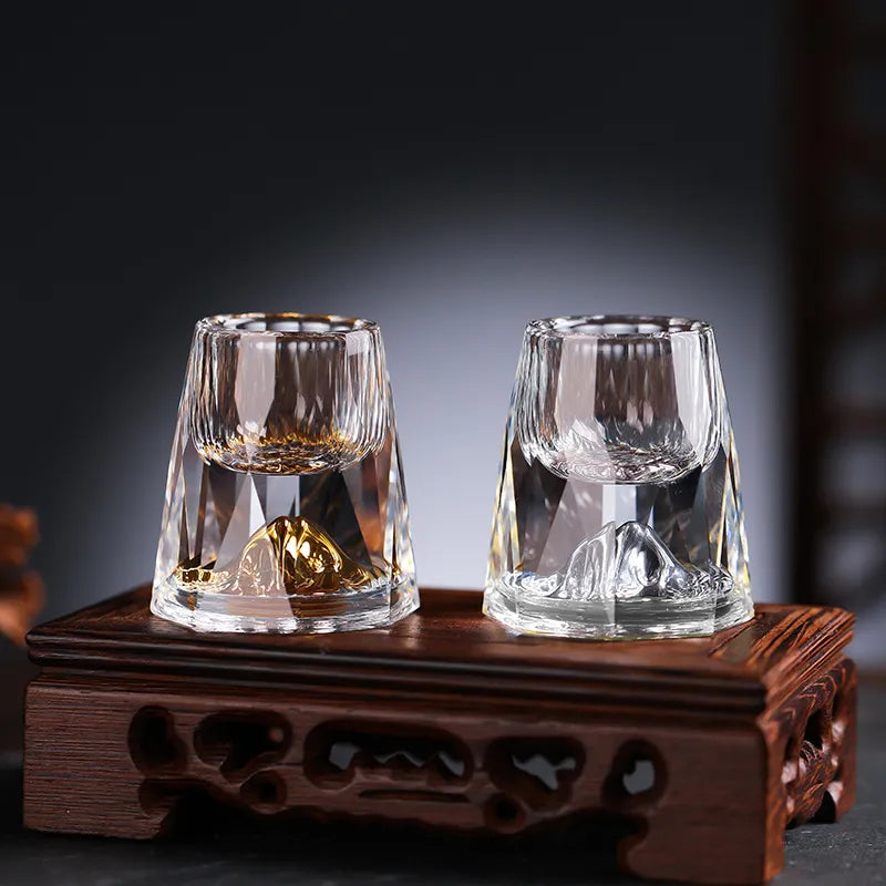 Zestaw 2 ręcznie wykonanych kryształowych szklanek do whisky AurumCrest ze złotymi płatkami