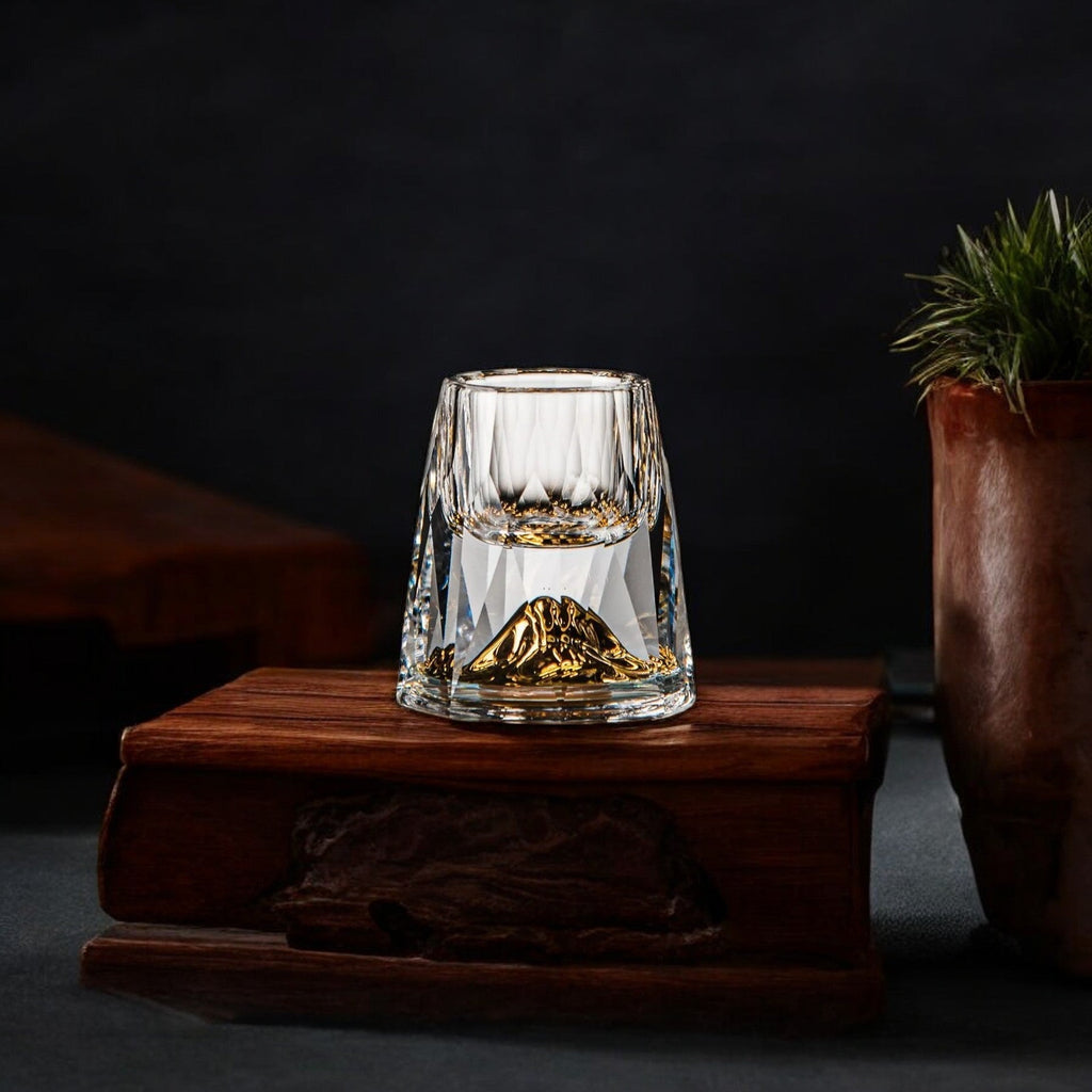 Zestaw 2 ręcznie wykonanych kryształowych szklanek do whisky AurumCrest ze złotymi płatkami