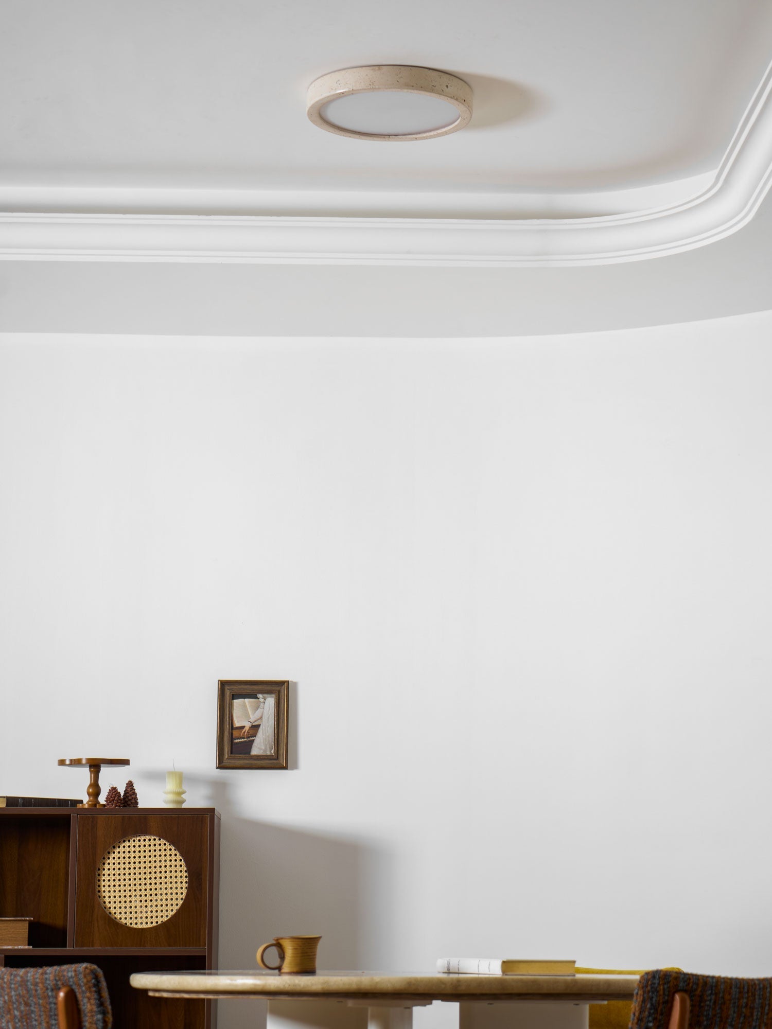 Lampa sufitowa Horizon z trawertynu — ściemnialna Triac, minimalistyczna rama