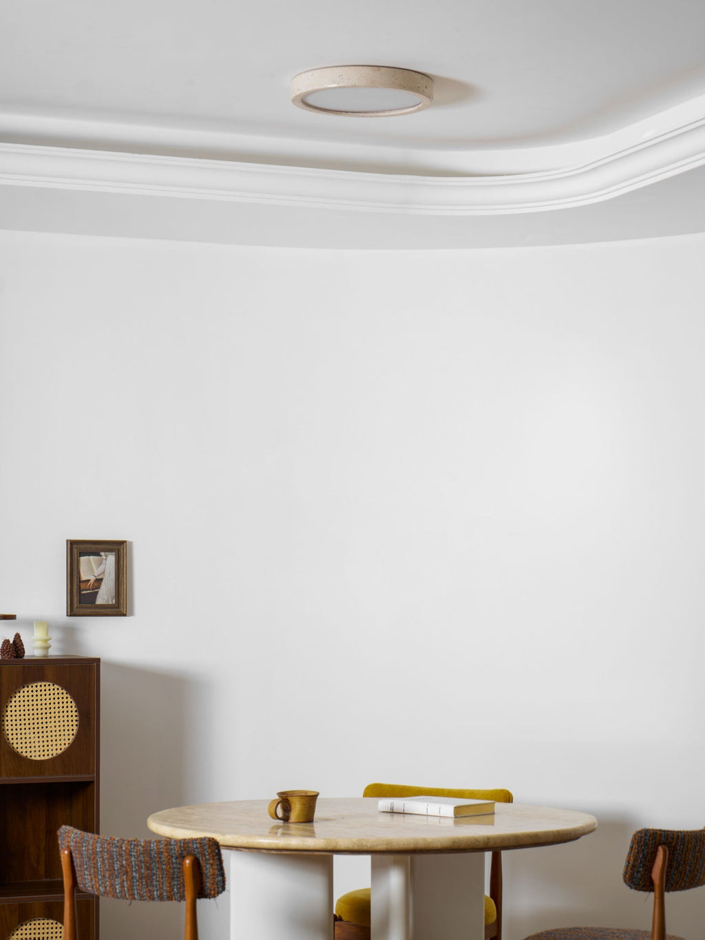 Lampa sufitowa Horizon z trawertynu — ściemnialna Triac, minimalistyczna rama