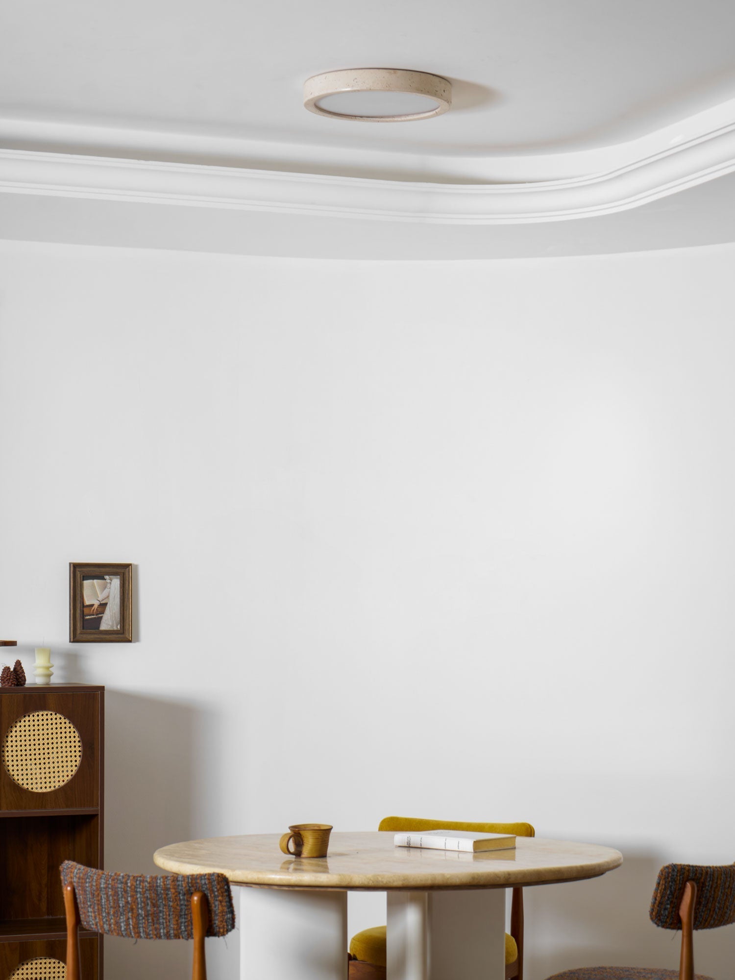 Lampa sufitowa Horizon z trawertynu — ściemnialna Triac, minimalistyczna rama