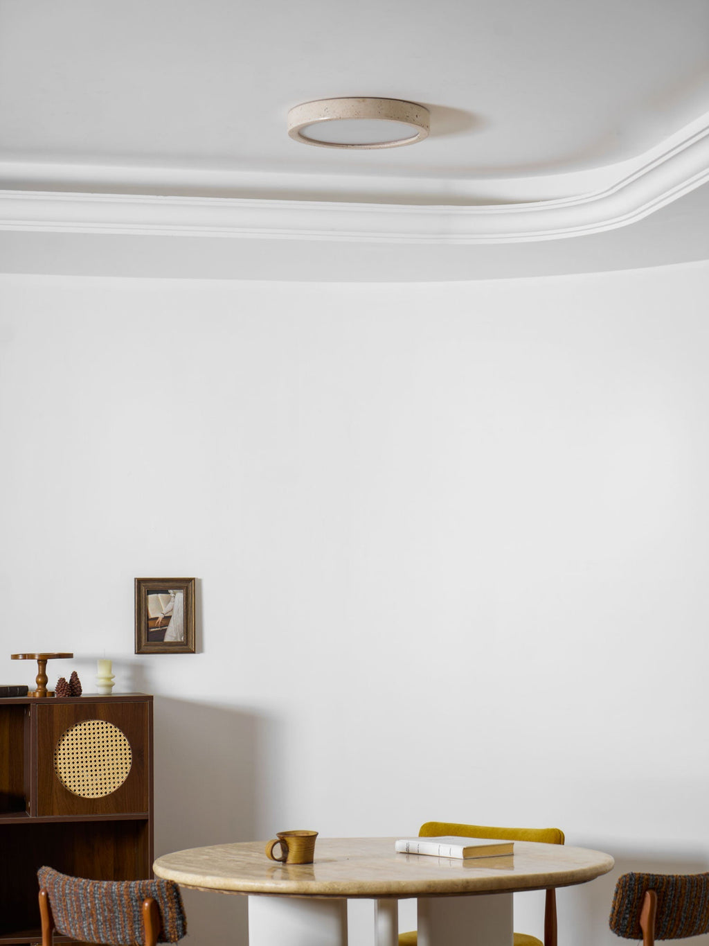 Lampa sufitowa Horizon z trawertynu — ściemnialna Triac, minimalistyczna rama