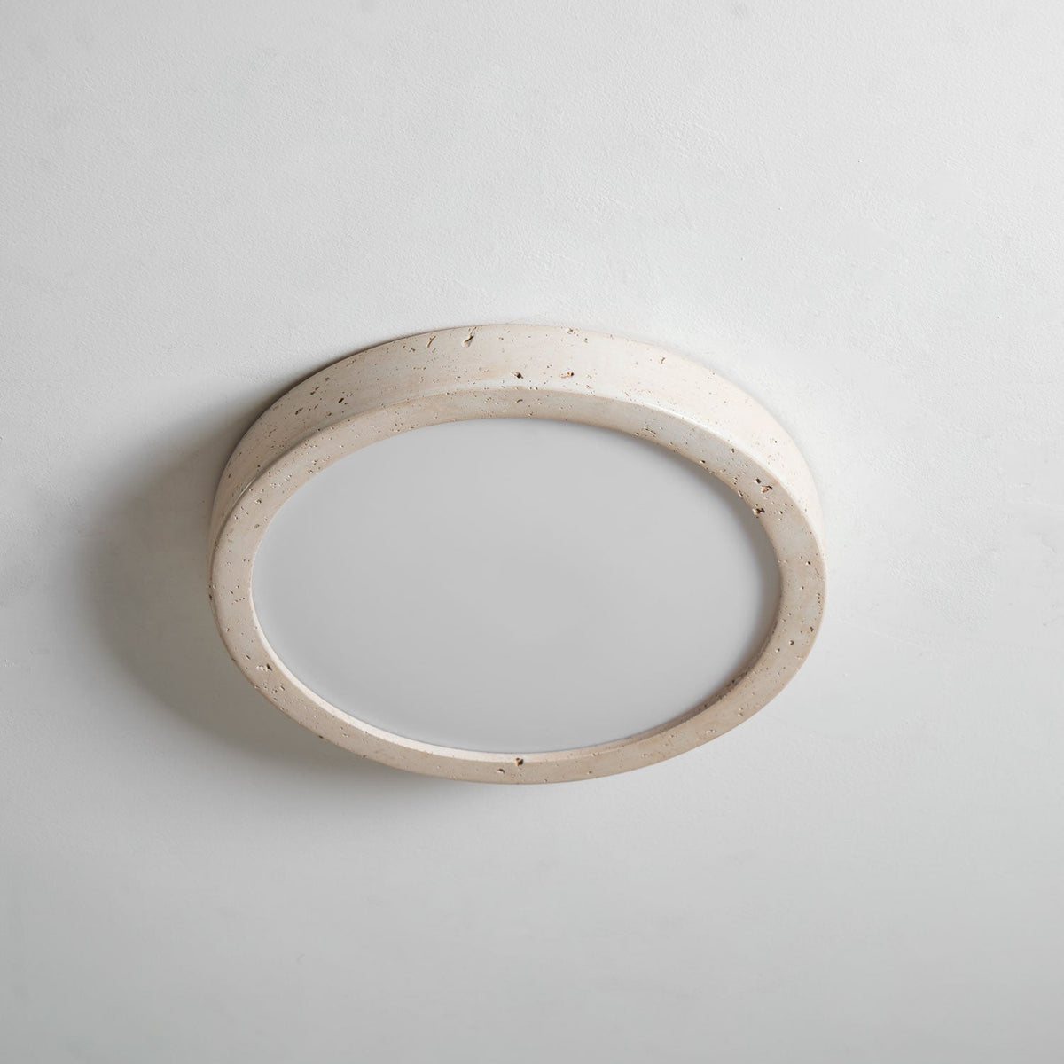 Lampa sufitowa Horizon z trawertynu — ściemnialna Triac, minimalistyczna rama