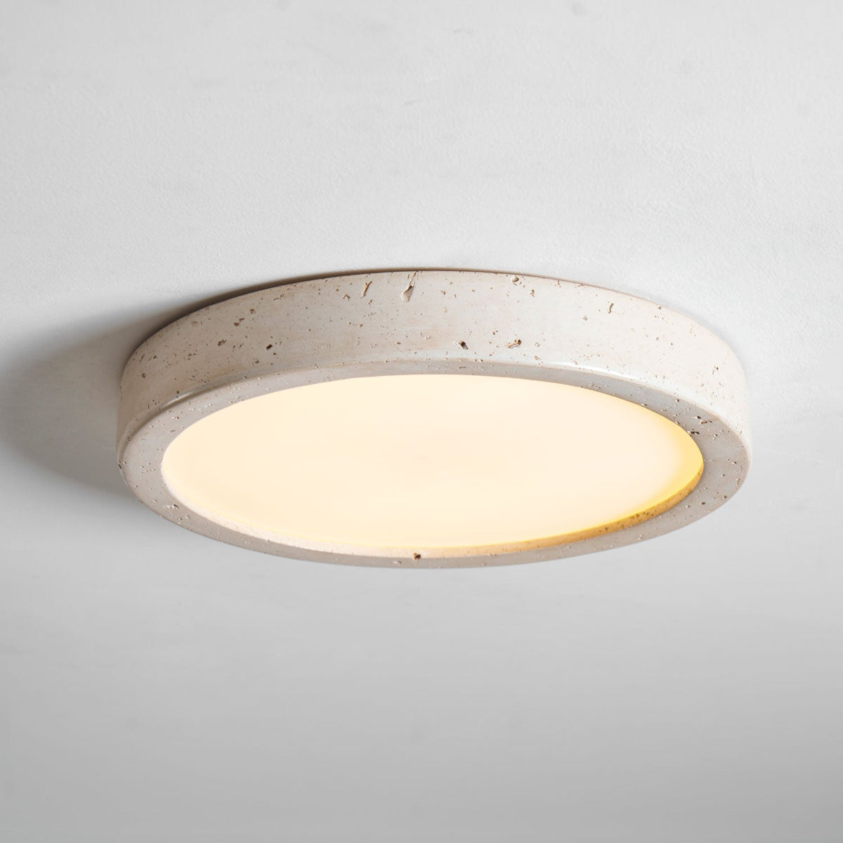 Lampa sufitowa Horizon z trawertynu — ściemnialna Triac, minimalistyczna rama