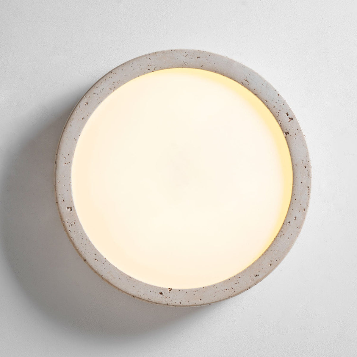 Lampa sufitowa Horizon z trawertynu — ściemnialna Triac, minimalistyczna rama