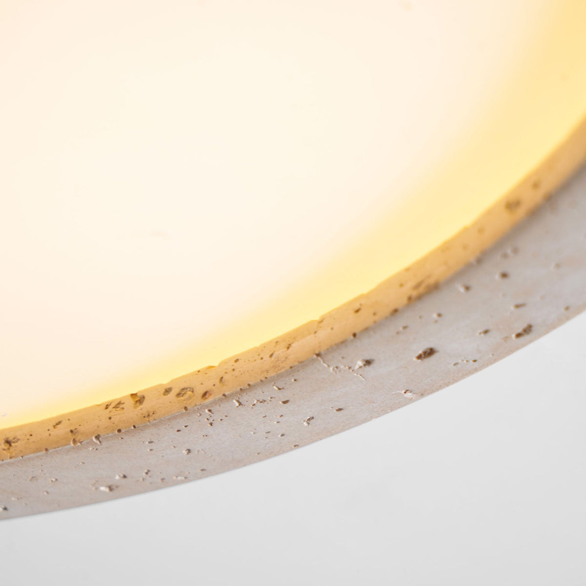 Lampa sufitowa Horizon z trawertynu — ściemnialna Triac, minimalistyczna rama