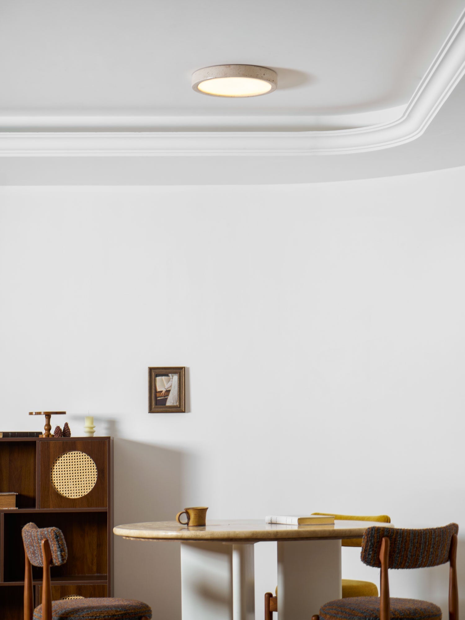 Lampa sufitowa Horizon z trawertynu — ściemnialna Triac, minimalistyczna rama