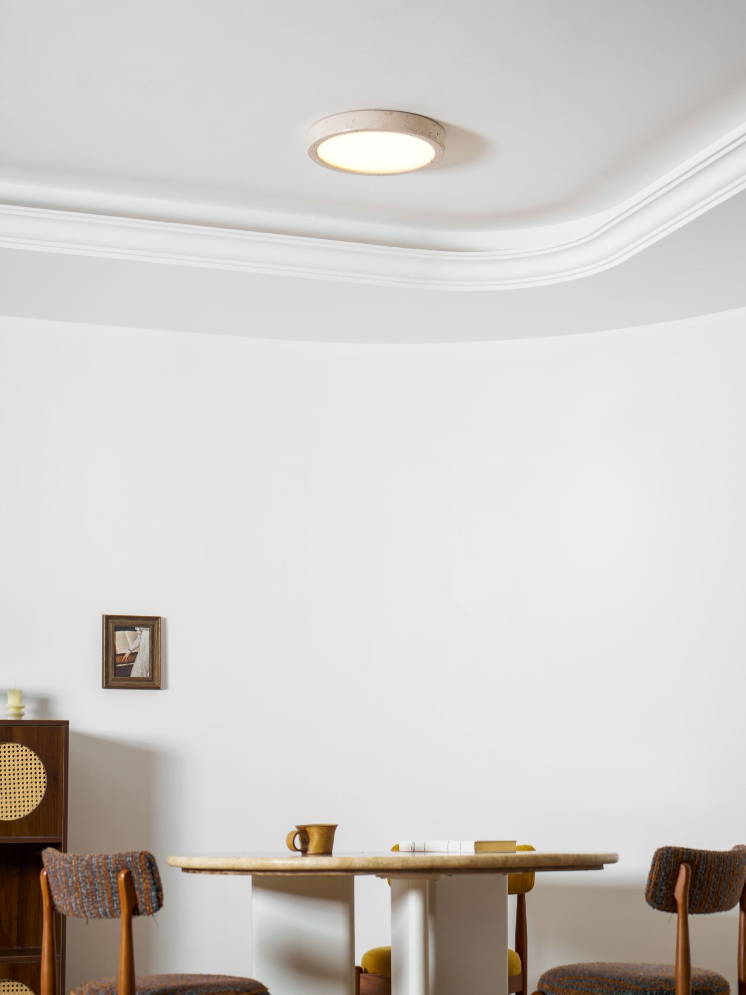 Lampa sufitowa Horizon z trawertynu — ściemnialna Triac, minimalistyczna rama