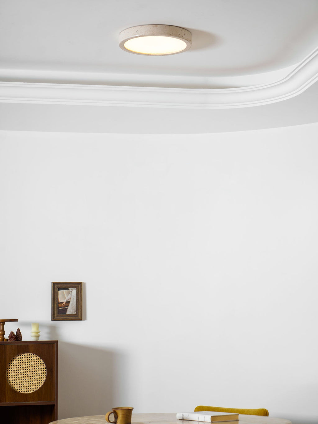 Lampa sufitowa Horizon z trawertynu — ściemnialna Triac, minimalistyczna rama