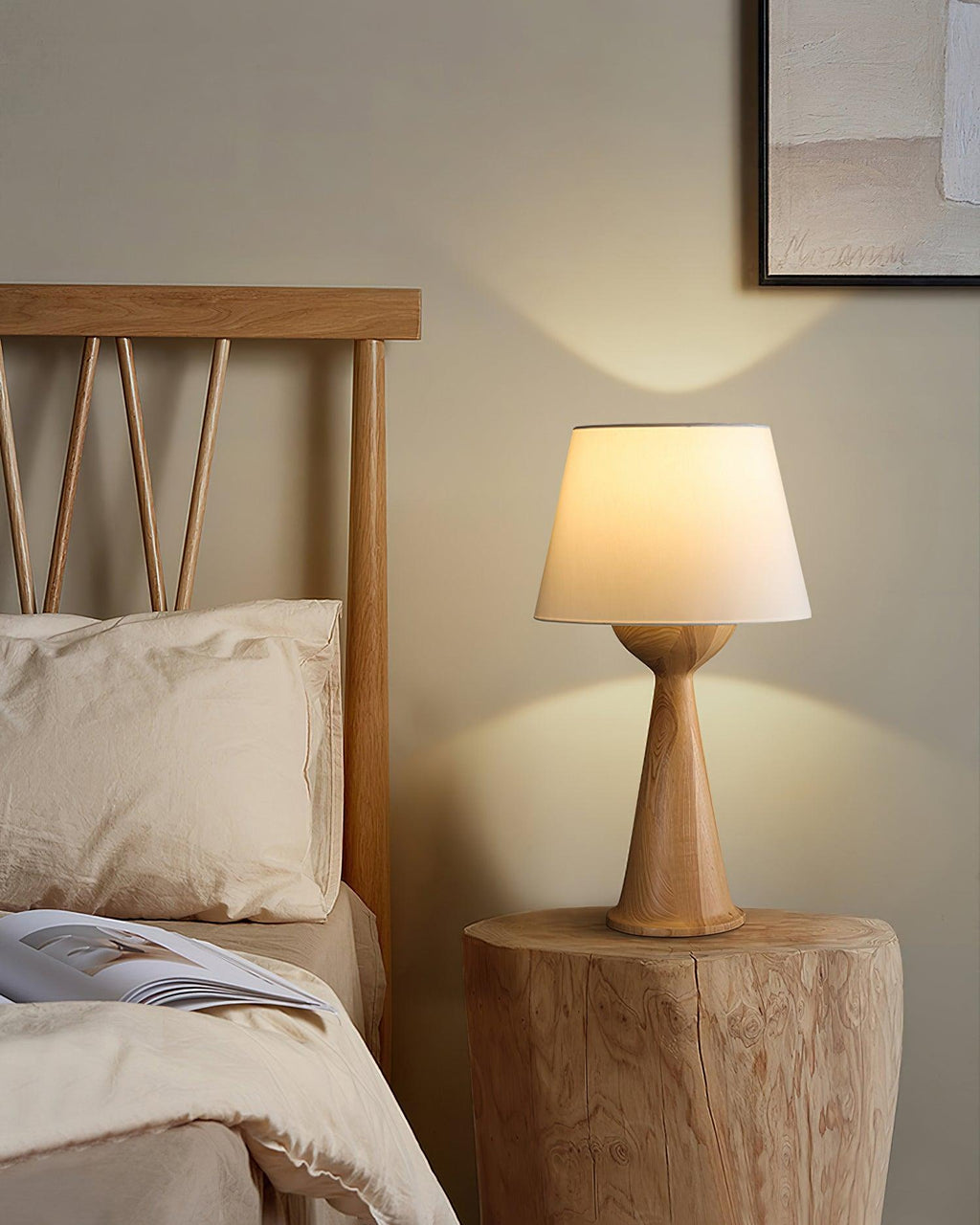 Konisk bordlampe i tre, Solis — kompakt profil, dimbar sokkel, integrert bryter