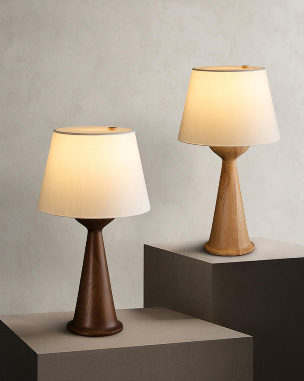 Konisk bordlampe i tre, Solis — kompakt profil, dimbar sokkel, integrert bryter