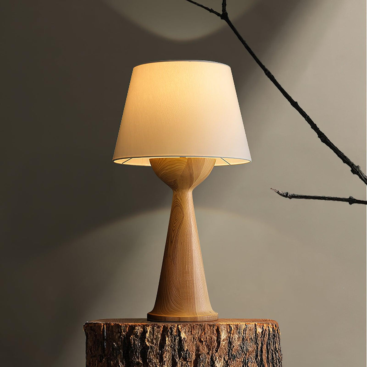 Konisk bordlampe i tre, Solis — kompakt profil, dimbar sokkel, integrert bryter