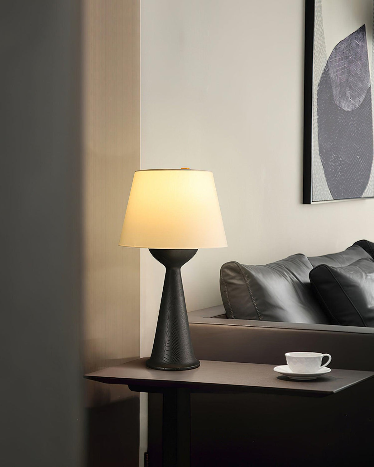Konisk bordlampe i tre, Solis — kompakt profil, dimbar sokkel, integrert bryter