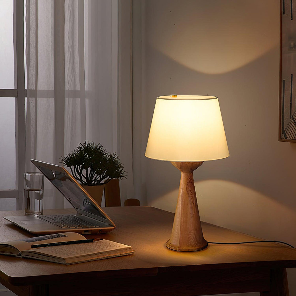 Konisk bordlampe i tre, Solis — kompakt profil, dimbar sokkel, integrert bryter