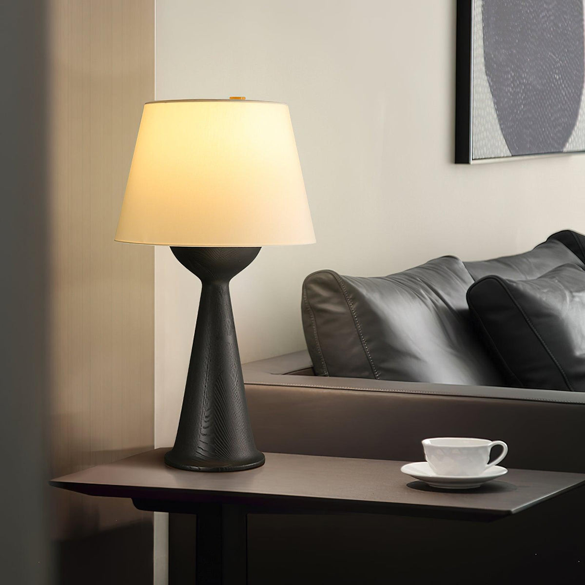 Konisk bordlampe i tre, Solis — kompakt profil, dimbar sokkel, integrert bryter