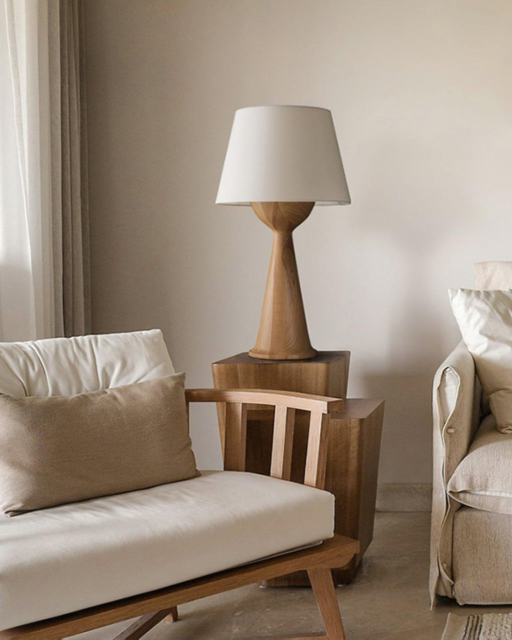 Konisk bordlampe i tre, Solis — kompakt profil, dimbar sokkel, integrert bryter