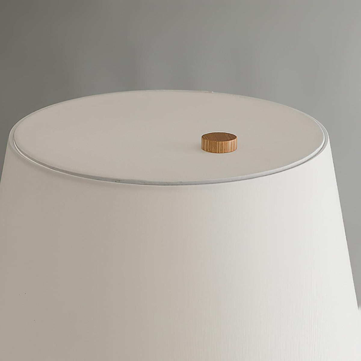 Konisk bordlampe i tre, Solis — kompakt profil, dimbar sokkel, integrert bryter