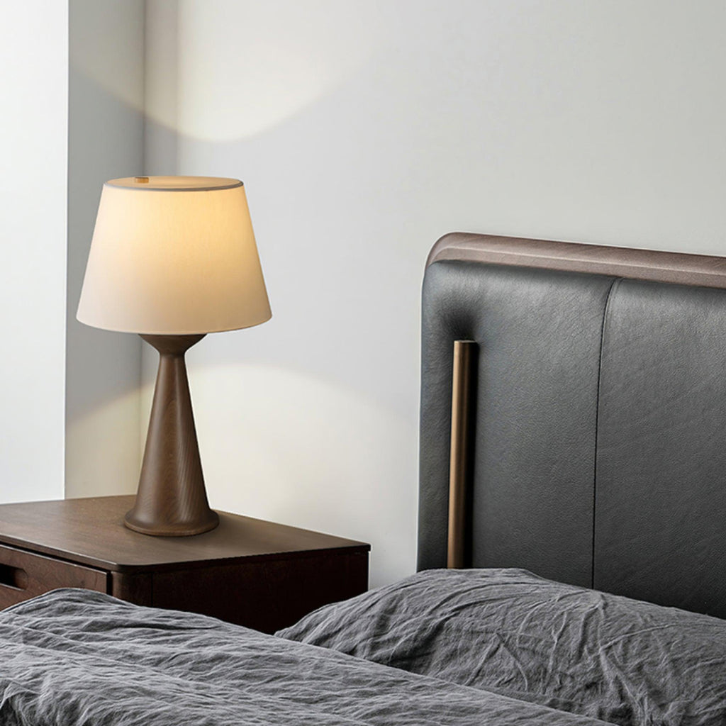 Konisk bordlampe i tre, Solis — kompakt profil, dimbar sokkel, integrert bryter