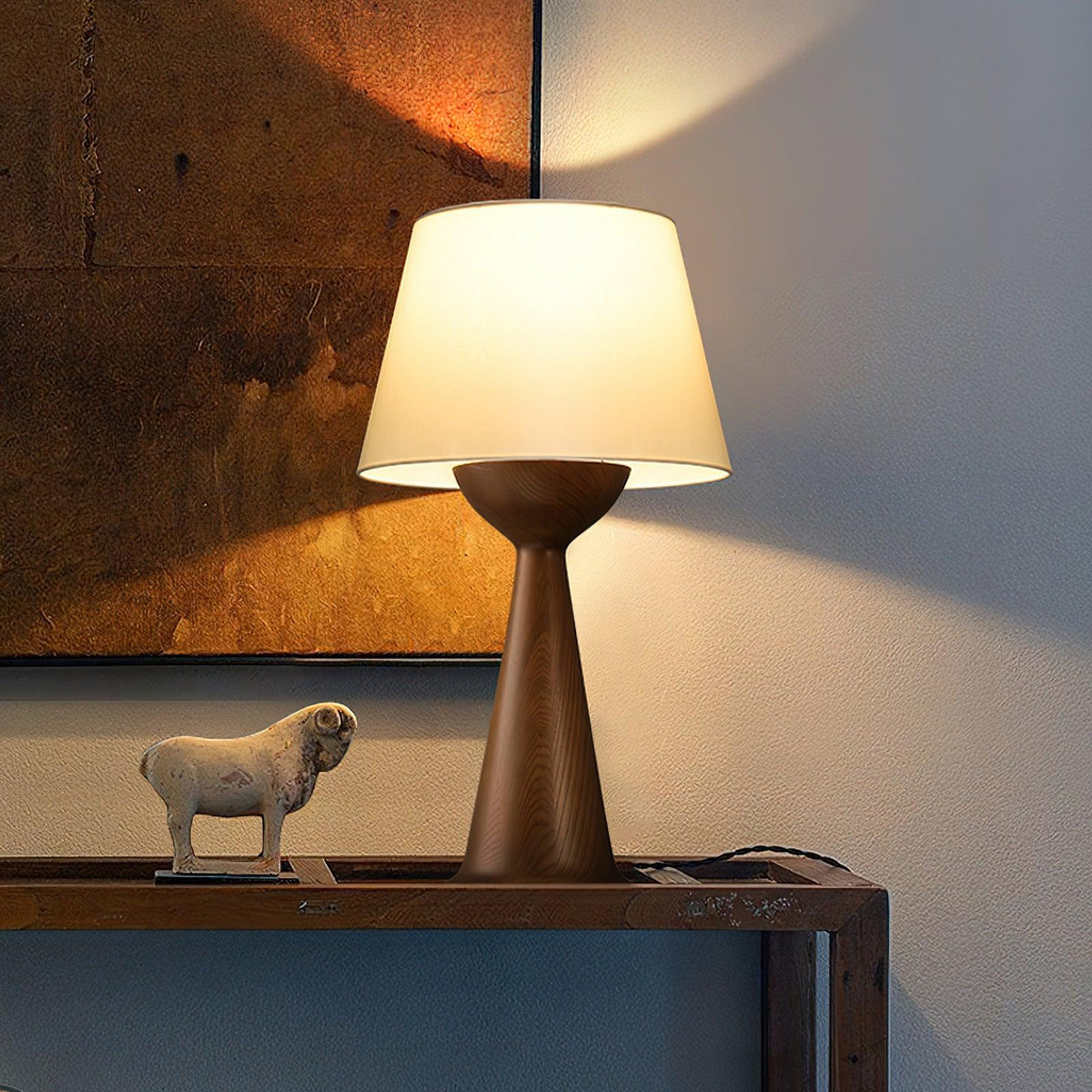 Konisk bordlampe i tre, Solis — kompakt profil, dimbar sokkel, integrert bryter