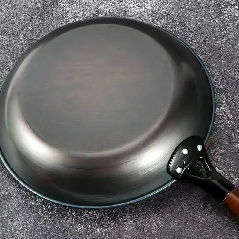家庭料理向けIronNest鋳鉄フライパン｜均一な加熱と耐久性に優れたノンスティック加工