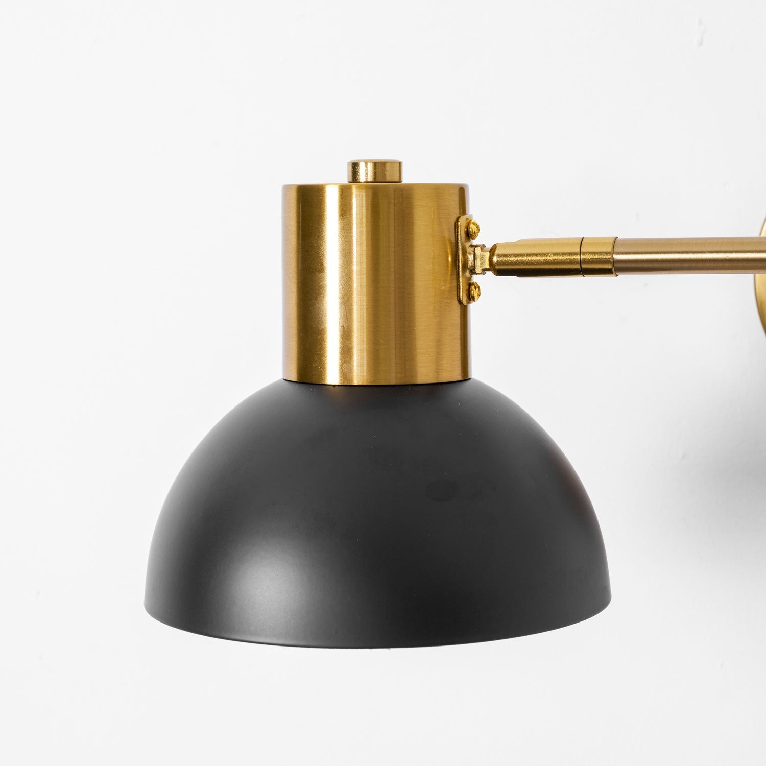 Nástěnná lampa do zásuvky — nastavitelné výkyvné rameno