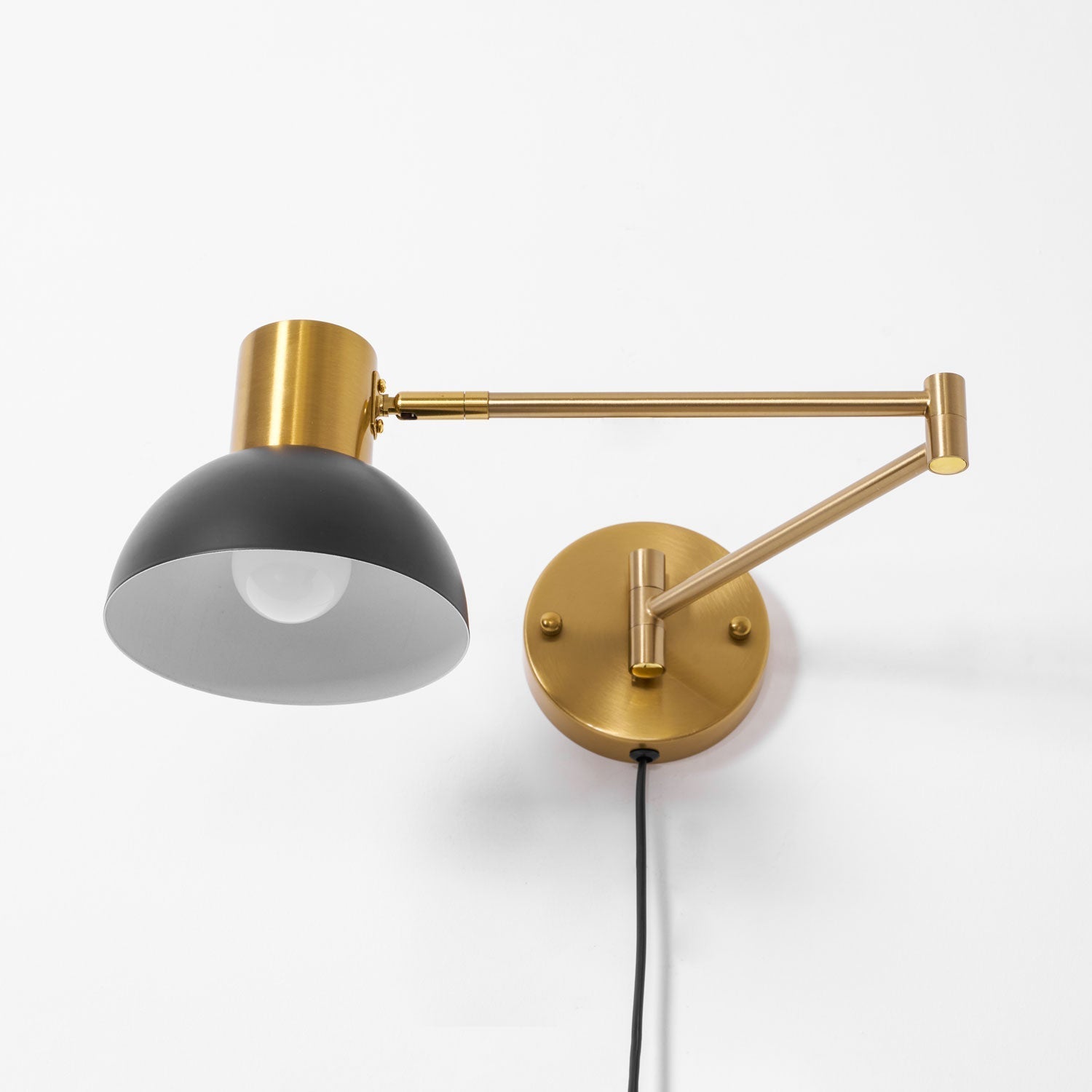 Nástěnná lampa do zásuvky — nastavitelné výkyvné rameno
