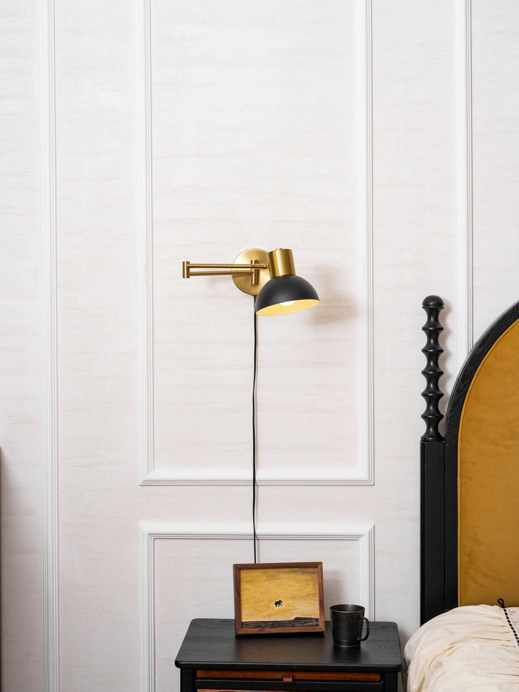 Nástěnná lampa do zásuvky — nastavitelné výkyvné rameno