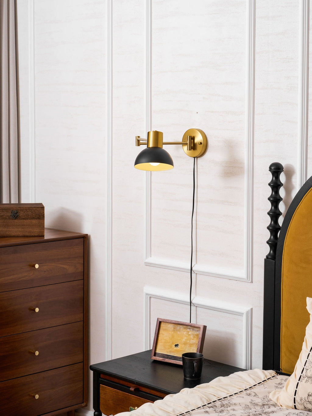 Nástěnná lampa do zásuvky — nastavitelné výkyvné rameno