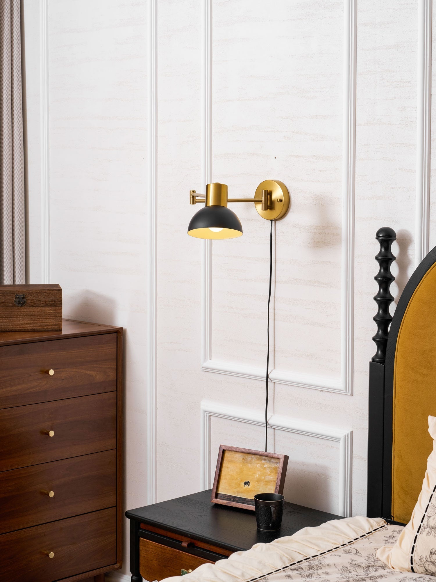 Nástěnná lampa do zásuvky — nastavitelné výkyvné rameno