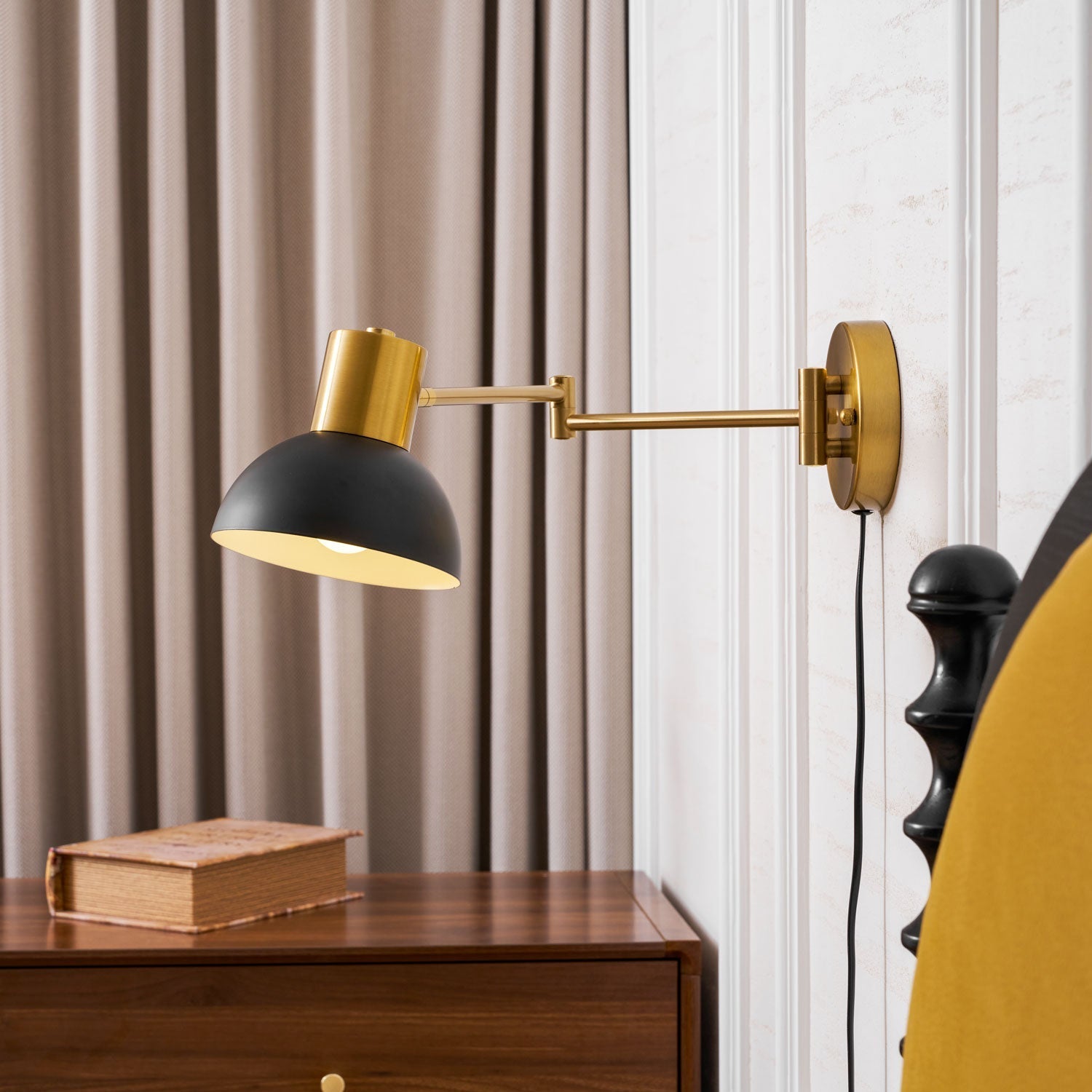 Nástěnná lampa do zásuvky — nastavitelné výkyvné rameno