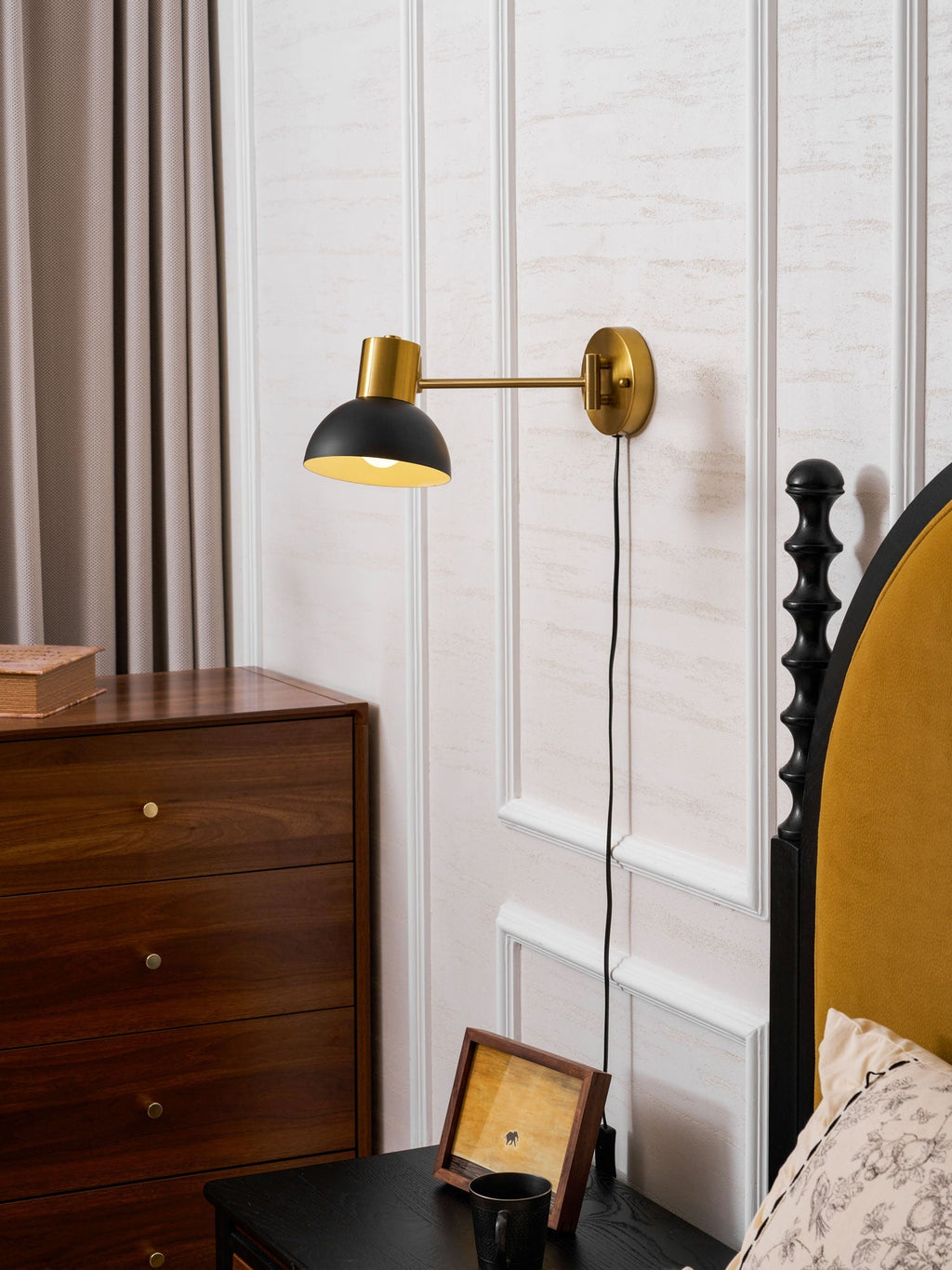 Nástěnná lampa do zásuvky — nastavitelné výkyvné rameno