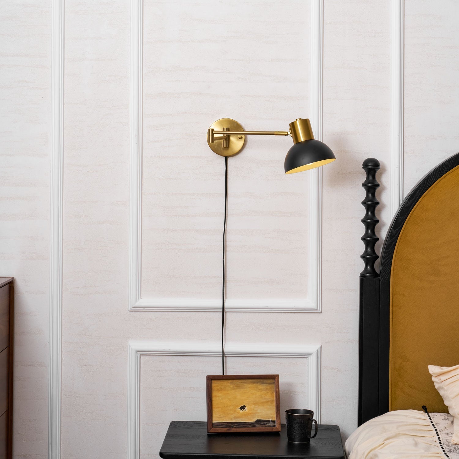 Nástěnná lampa do zásuvky — nastavitelné výkyvné rameno