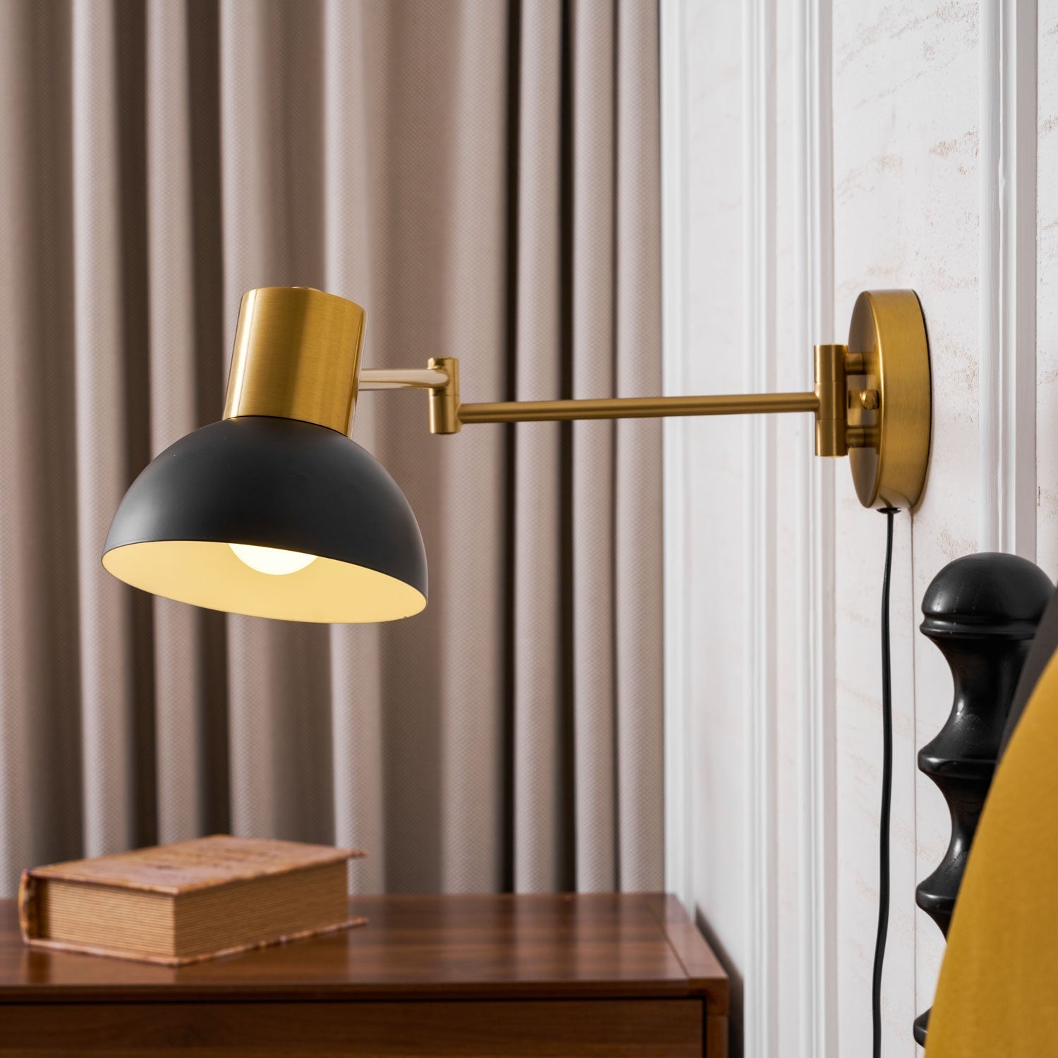 Nástěnná lampa do zásuvky — nastavitelné výkyvné rameno