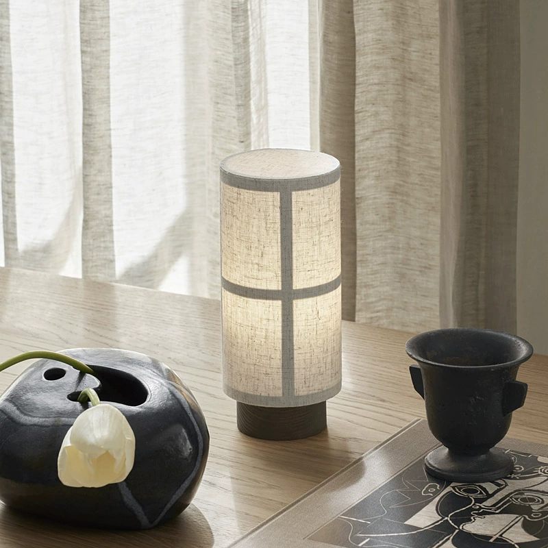 Japonská stolní lampa z hedvábí s dřevěným podstavcem od Kiyora | Orntli