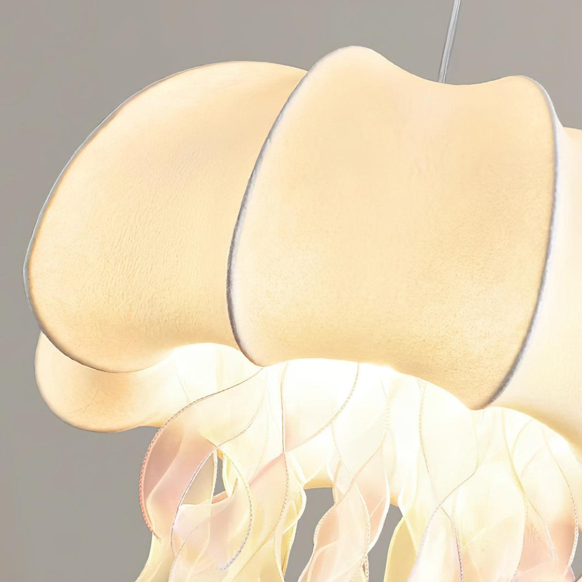Lampada a sospensione a medusa — Design con nastri iridescenti