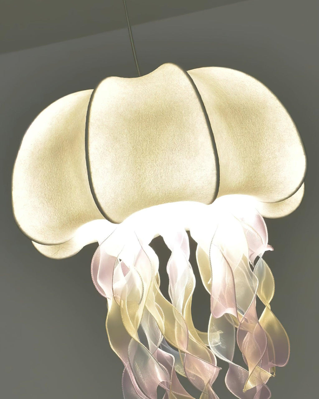 Lampada a sospensione a medusa — Design con nastri iridescenti