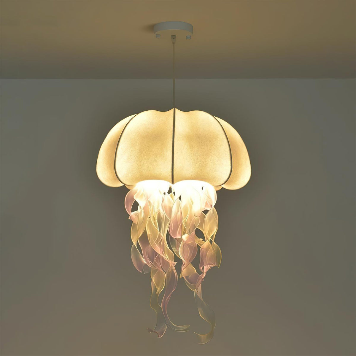 Lampada a sospensione a medusa — Design con nastri iridescenti