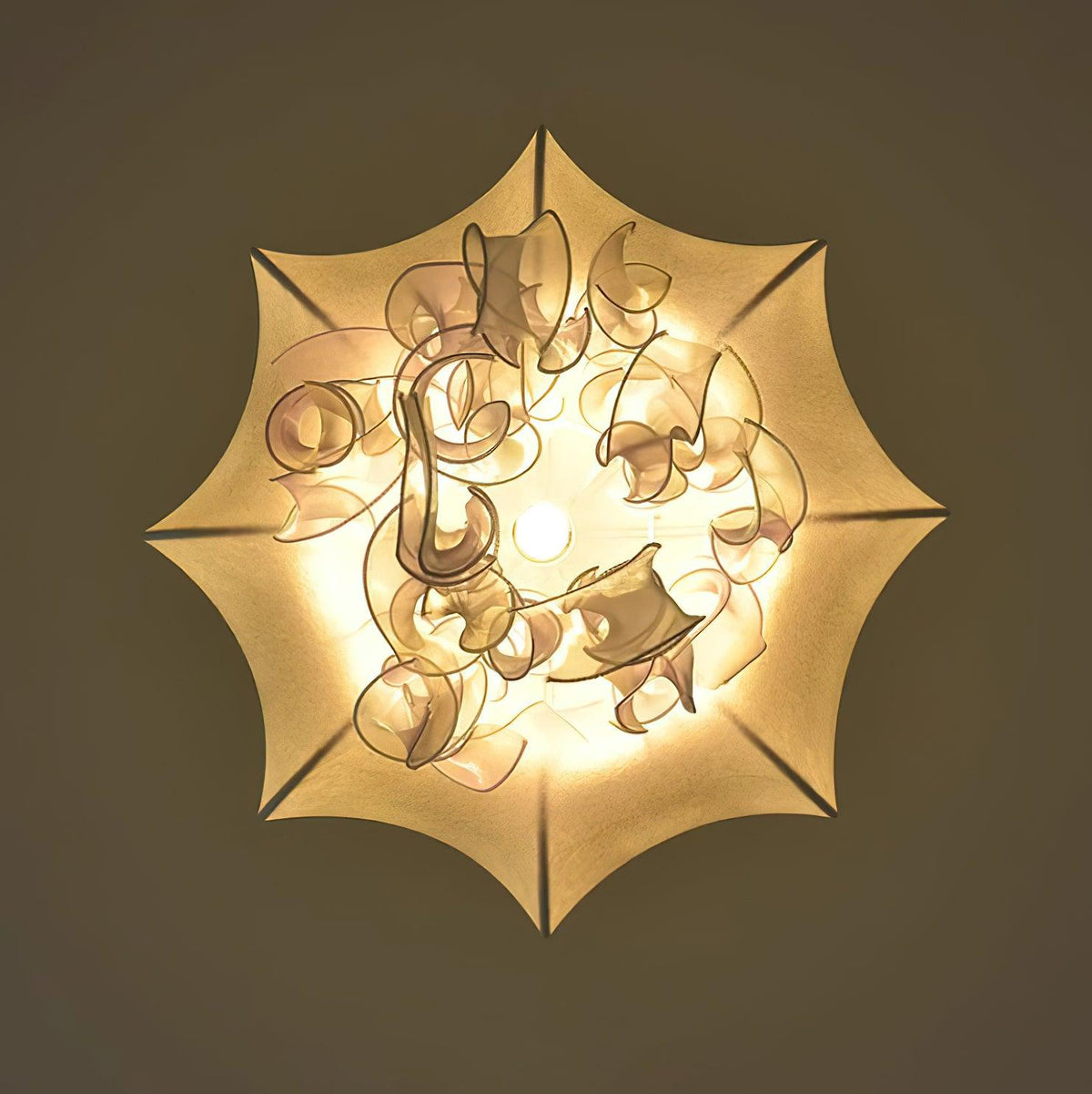 Lampada a sospensione a medusa — Design con nastri iridescenti